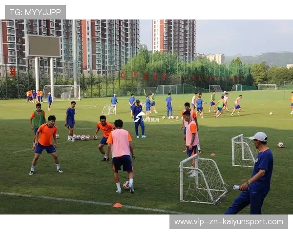足球俱乐部举办球迷开放日拉近距离，足球俱乐部一年开支多少钱